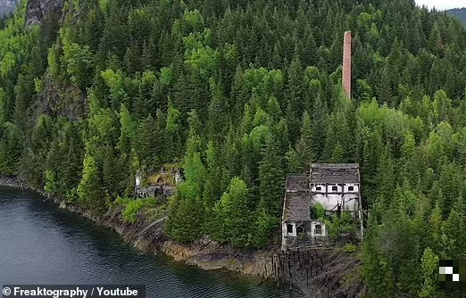 Tới gần thị trấn bỏ hoang này, Dave nhìn thấy những ống khói bằng gạch nhô cao qua những cái cây.