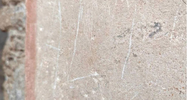 Khắc tên mình lên bức tường 2.200 tuổi, du khách nhận kết đắng Khac ten minh len buc tuong 2.200 tuoi, du khach nhan ket dang