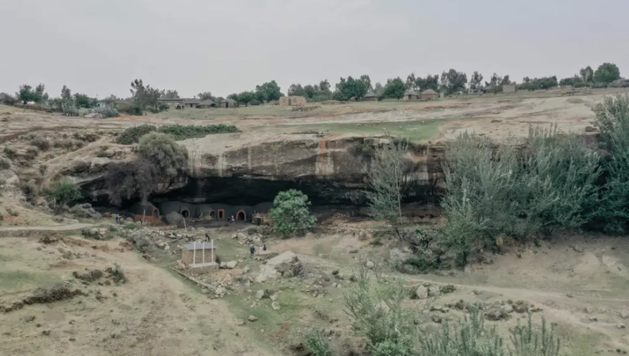 Cao hơn 1.800 mét so với mực nước biển, cách thủ đô Maseru khoảng 50km, khu định cư này được bao quanh bởi những đồng cỏ cằn cỗi.