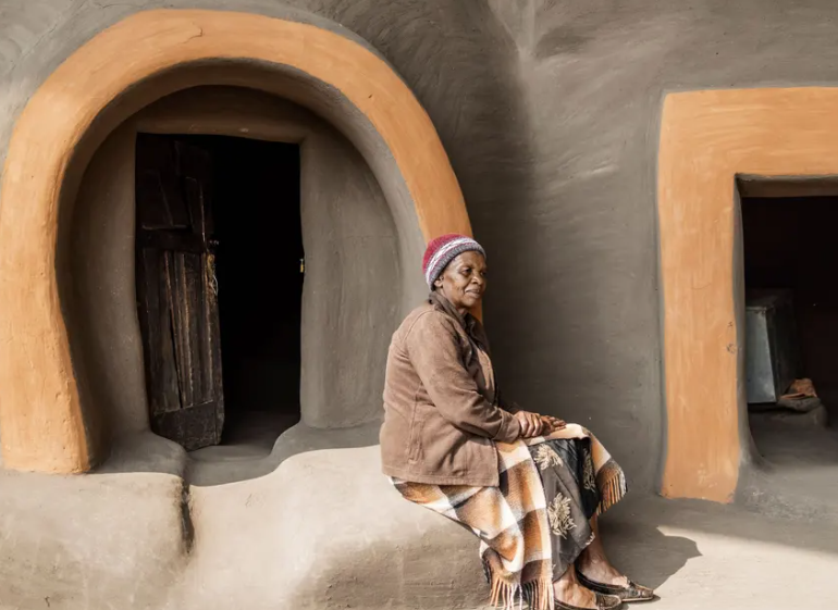 Mamatsaseng Khutsoane, một cựu giáo viên 66 tuổi, đã chuyển đến một ngôi làng gần đó với nhiều tiện nghi hơn. Bà chỉ về khu hang động Kome để thăm con cháu.