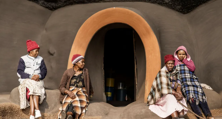 Bên trong ngôi nhà hang động là những vật dụng cơ bản bao gồm chậu, xô nhựa để đựng nước và một tấm da bò làm giường.