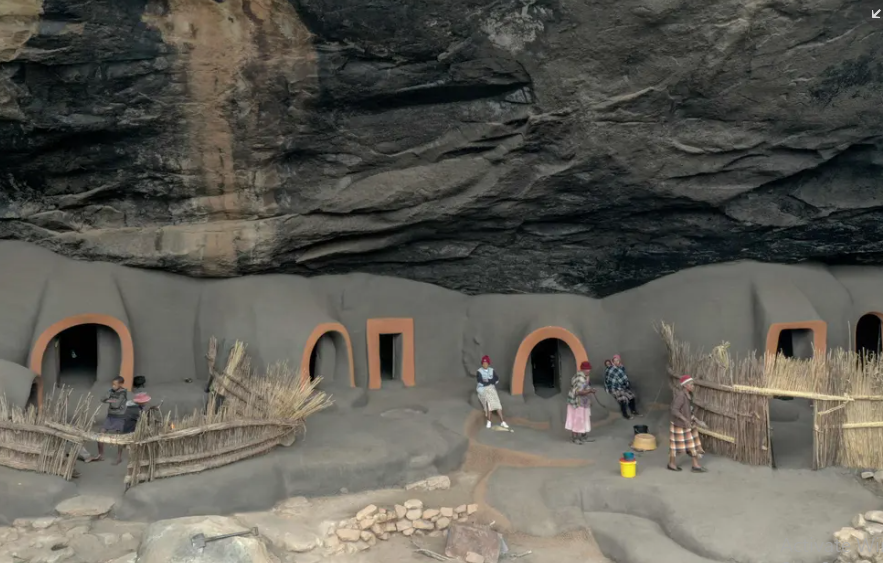 Hầu hết trong số 2 triệu người dân Lesotho sống bằng nghề nông tự cung tự cấp. Người dân ở hang Kome trồng ngô, lúa, nuôi gà và gia súc,...