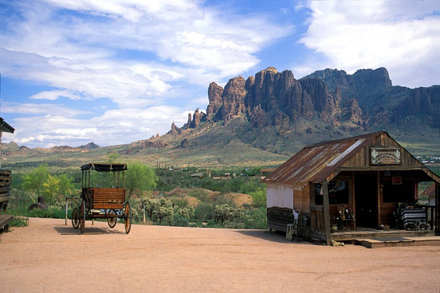 Vào thời kỳ hoàng kim, thị trấn Goldfield ở Arizona là nơi sinh sống của khoảng 4.000 cư dân, với 28 tòa nhà bao gồm 3 quán rượu, một nhà trọ, cửa hàng rèn, nhà máy bia, chợ và một trường học. (Nguồn ảnh: ATI)