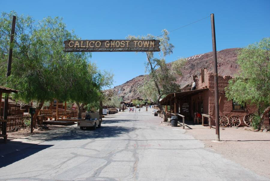 Calico, nằm trong sa mạc Mojave của California, từng là nơi sầm uất khi có mỏ bạc. Dân số của thị trấn tăng nhanh, ban đầu là 1.200 người vào năm 1886 và sau đó lên đến đỉnh điểm là 3.500 người vào năm 1890. Nhưng khi giá bạc giảm mạnh, vận may của thị trấn cũng giảm theo. Vào đầu thế kỷ 20, Calico trở thành một thị trấn ma.