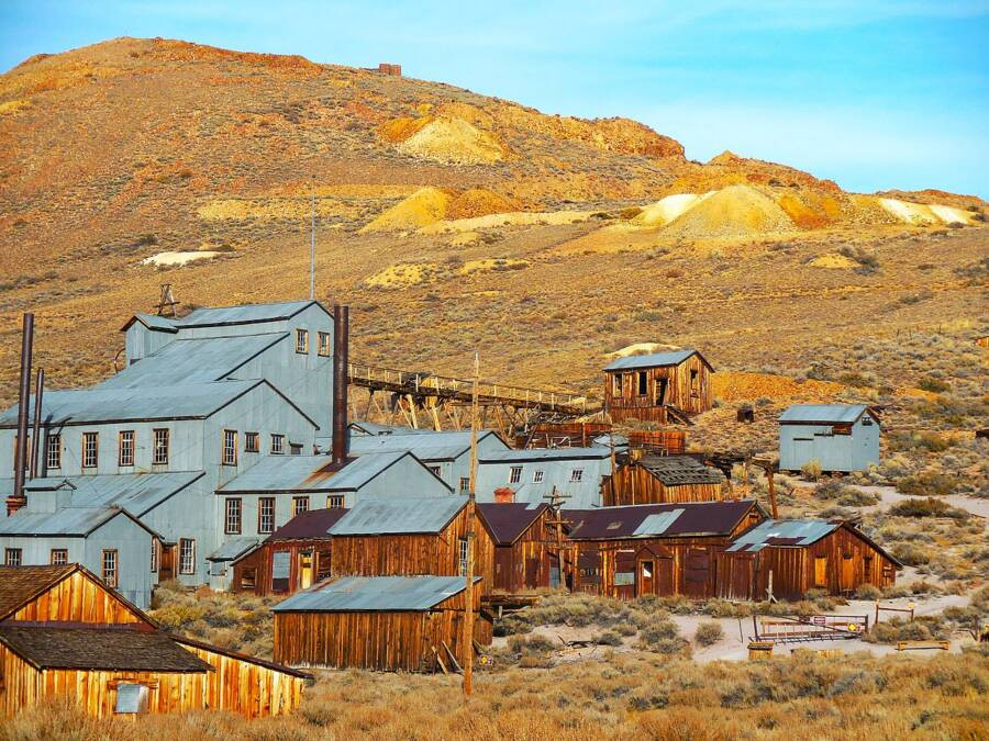 Thị trấn "ma" Bodie nằm trong dãy núi Sierra Nevada ở California, được xây dựng xung quanh một mỏ vàng. Mặc dù Bodie ban đầu chỉ có 20 thợ mỏ, nhưng trang web chính thức của Bodie báo cáo rằng dân số của thị trấn này đã tăng lên 10.000 vào năm 1880.