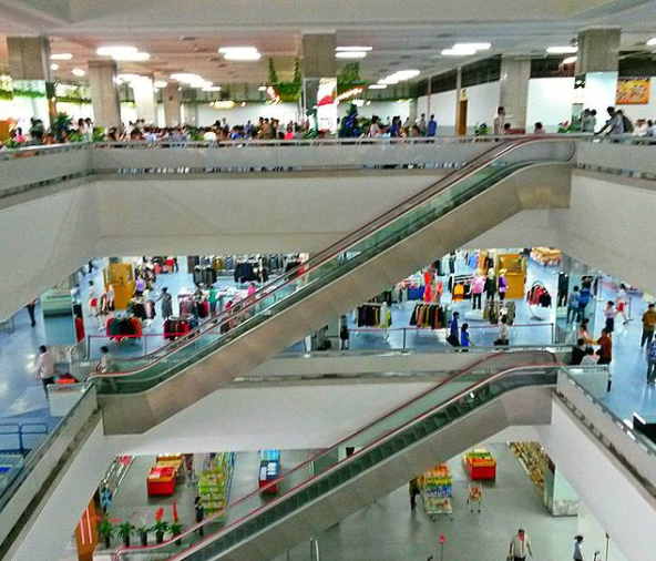 Bên trong cửa hàng bách hóa Kwangbok ở Bình Nhưỡng nhiều năm về trước.