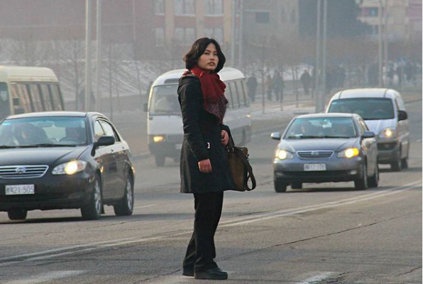 Đường phố khá đông đúc vào một ngày mùa đông ở thủ đô Triều Tiên.