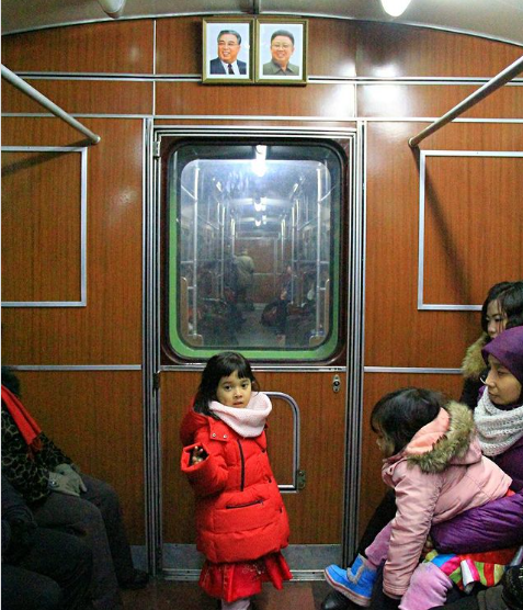 Người dân đi tàu ở Bình Nhưỡng.