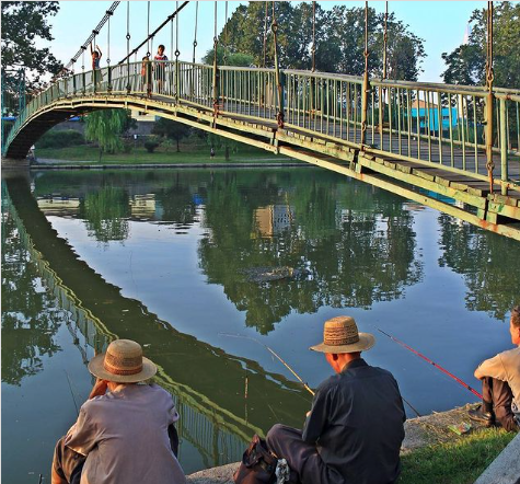 Những người đàn ông câu cá ở sông Potong, Bình Nhưỡng.