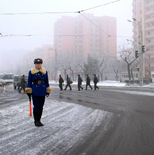 Nữ cảnh sát giao thông làm nhiệm vụ trên đường phố Bình Nhưỡng.