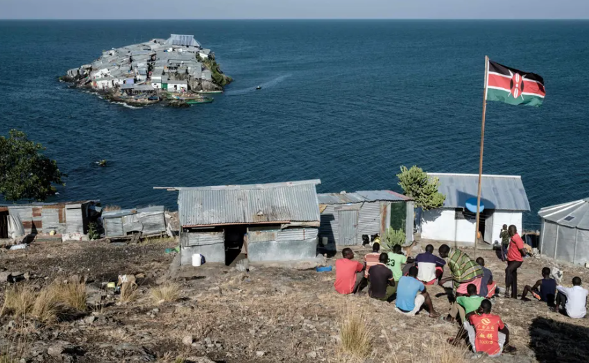 Một lá cờ Kenya tung bay ở đồn cảnh sát biển Kenya trên đảo Usingo, nơi nhìn ra đảo Migingo.