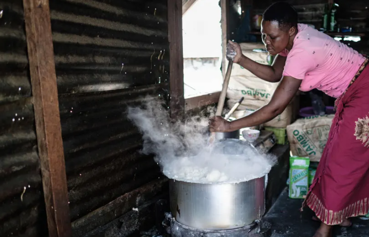 Người phụ nữ đang nấu món Ugali, một món ăn địa phương đặc trưng làm từ bột ngô.