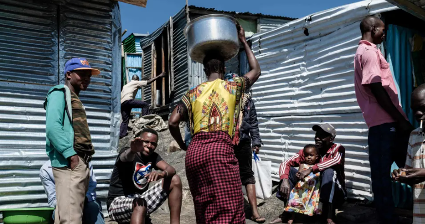 Mọi người tụ tập, trò chuyện với nhau dọc theo một con hẻm trên đảo.