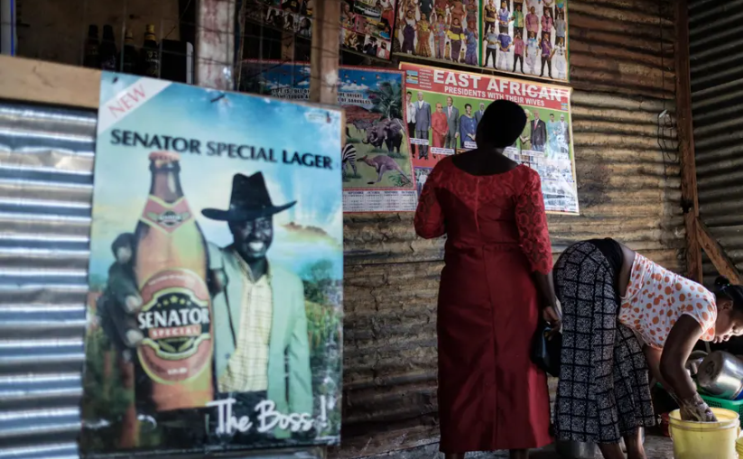 Một phụ nữ đang lau dọn quán bar trên đảo.