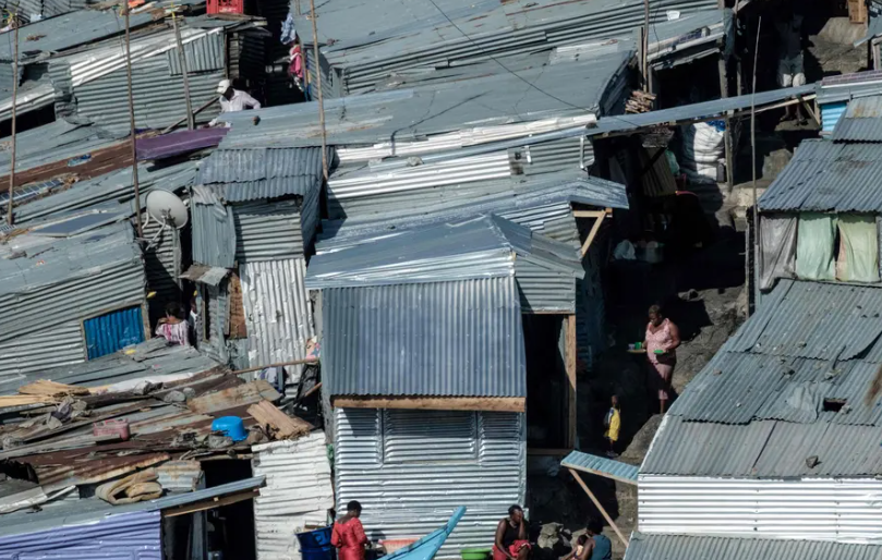 Người dân địa phương vẫn tiếp tục cuộc sống thường ngày của họ bất chấp sự căng thẳng giữa hai nước Kenya và Uganda.