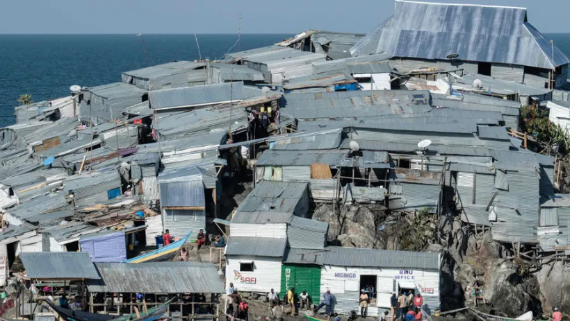 Ngư dân kéo thuyền của họ lên gần các khu đất ở mép nước.