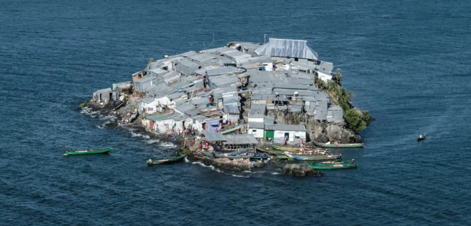  Hòn đảo chật chội Migingo là nguồn gốc tranh chấp lãnh thổ giữa Uganda và Kenya. Cư dân sống chen chúc trên hòn đảo với những ngôi nhà lợp mái tôn, quán bar, nhà thổ và một cảng nhỏ...(Nguồn ảnh: The Guardian)