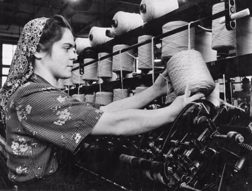 Nữ công nhân làm việc bên trong nhà máy.