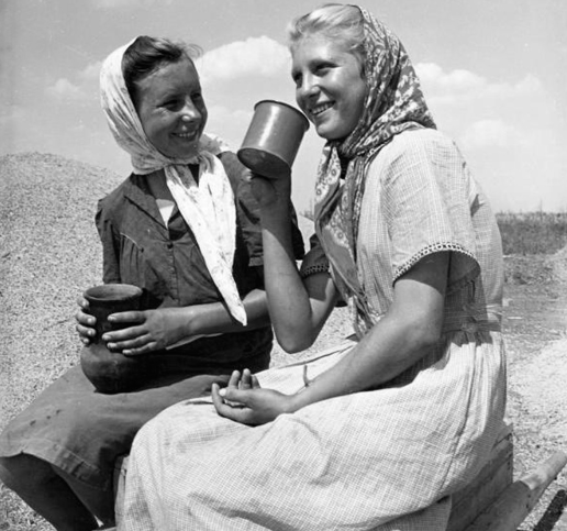 Hai nữ công nhân Liên Xô ngồi nghỉ buổi chiều.