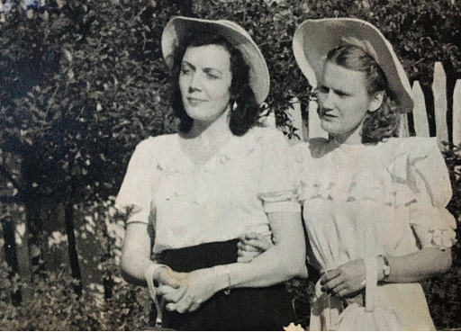 Hai nữ bác sĩ trẻ trong một khu vườn.