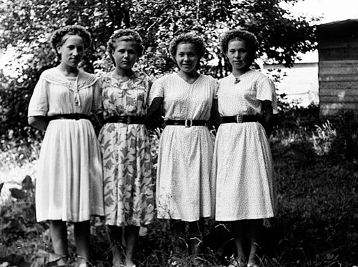 Một nhóm bạn chụp ảnh lưu niệm.