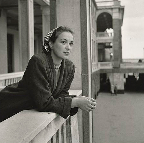 Nữ diễn viên Klara Luchko tại nhà ga North River ở Moscow trong bức ảnh chụp hàng chục năm về trước.