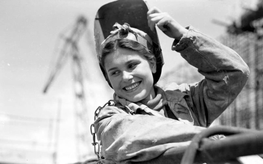 Nữ thợ hàn cười tươi trong bức ảnh chụp hàng chục năm về trước.