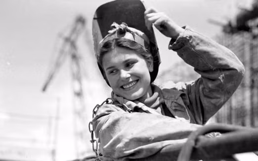 Nữ thợ hàn cười tươi trong bức ảnh chụp hàng chục năm về trước.