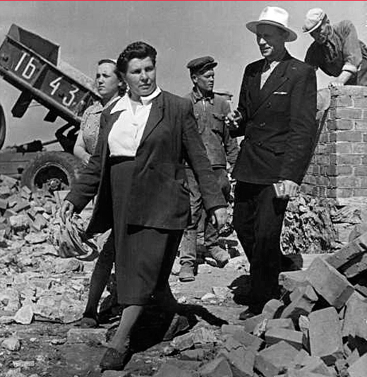 Một chủ tịch nông trang kiểm tra công trường xây dựng.