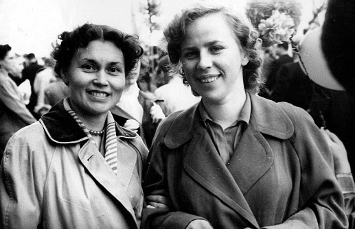 Hai cô gái cười tươi trong lễ kỷ niệm ngày 1/5 tại Moscow.