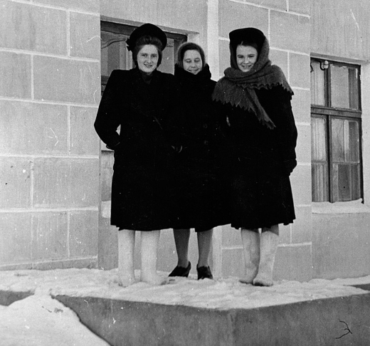 Thời trang mùa đông của 3 cô gái Liên Xô những năm 1950.