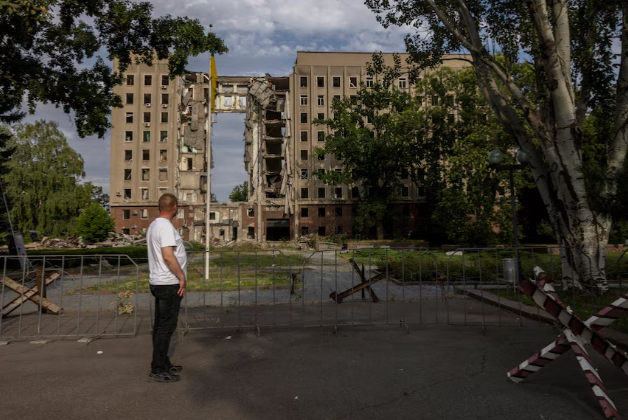 Người đàn ông đứng nhìn về phía trụ sở của Cơ quan quản lý nhà nước khu vực Mykolaiv ngày 04/07. Tòa nhà từng bị hư hại trong cuộc tấn công bằng tên lửa của Nga năm 2022.