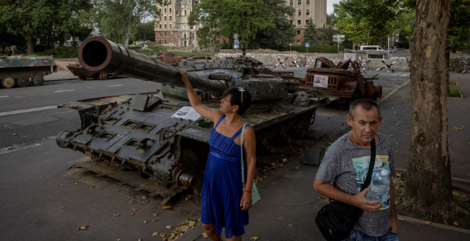 Chiếc xe tăng của Nga bị Quân đội Ukraine thu giữ và trưng bày gần trụ sở của Cục quản lý nhà nước khu vực Mykolaiv ngày 04/07.