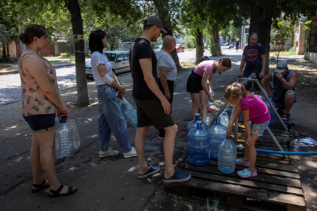 Cảnh mọi người xếp hàng lấy nước sạch ở Mykolaiv ngày 05/07.