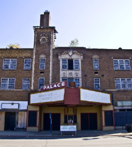 Theo ATI, suy thoái kinh tế, tình trạng bạo lực,...đã tàn phá thành phố Gary vào những năm 1970 và kể từ đó, nơi này vẫn chưa được phục hồi. Trong ảnh là nhà hát Palace bỏ hoang ở trung tâm thị trấn "ma" Gary. (Nguồn ảnh: ATI)