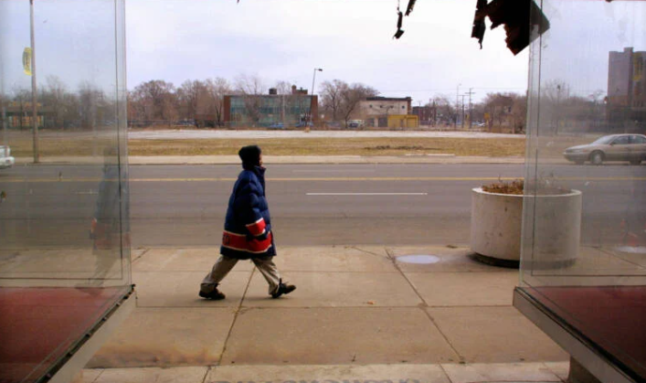 Một cư dân đi ngang qua lối vào một cửa hàng giày bỏ hoang trên phố Broadway ở khu phố cổ trung tâm Gary tháng 3/2001.