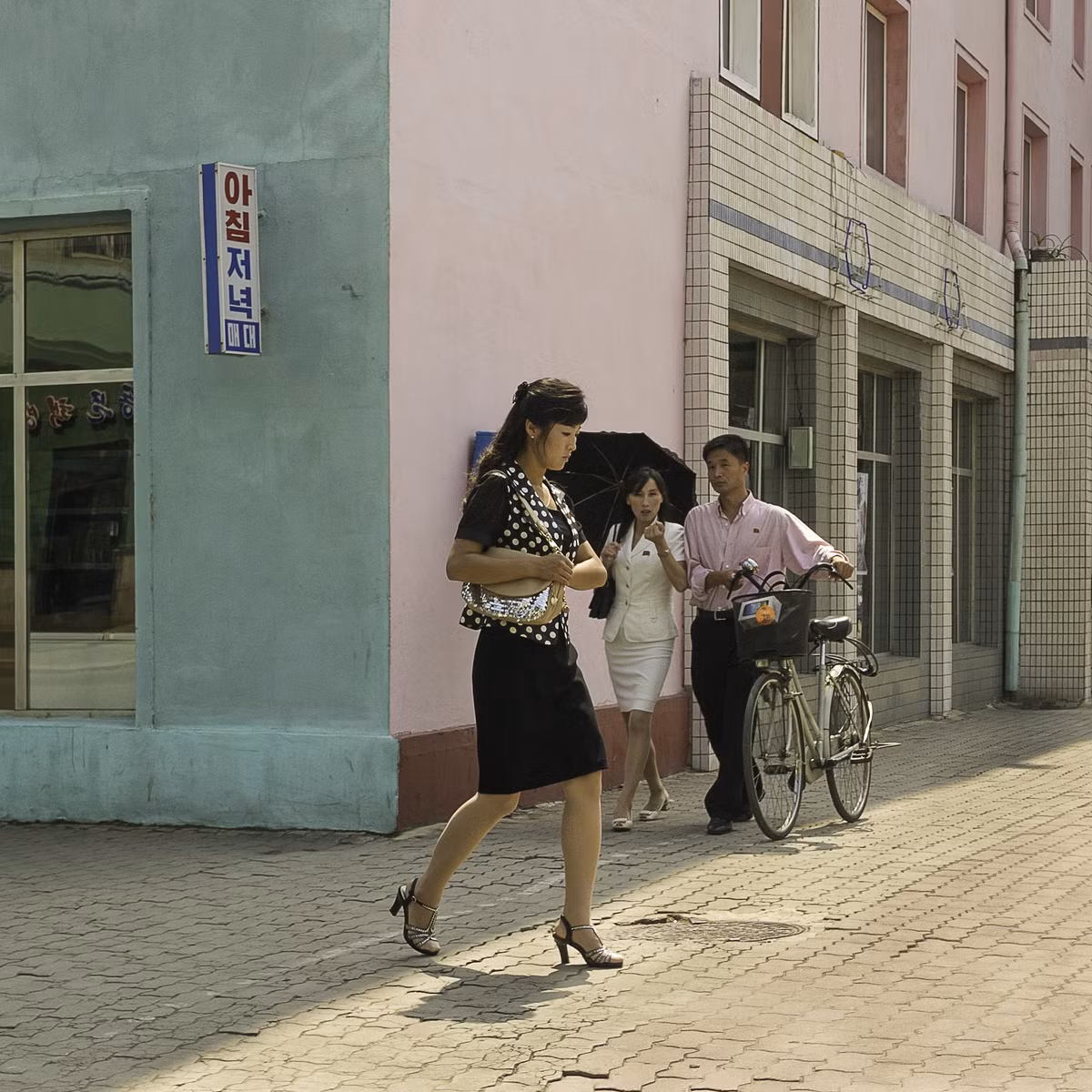 Người phụ nữ đi ngang qua một cửa hàng ăn ở thủ đô Bình Nhưỡng.