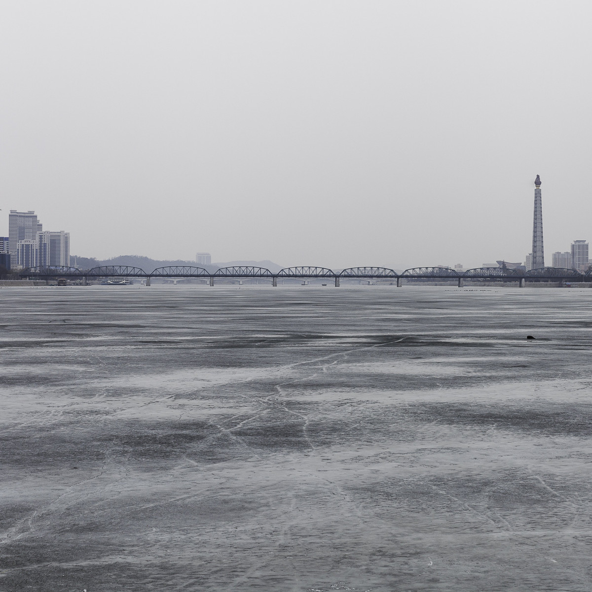 Sông Taedong chảy qua thủ đô Bình Nhưỡng, Triều Tiên. Nhiệt độ trung bình vào mùa đông ở Triều Tiên thường dưới 0 độ C khiến con sông đóng băng. Người dân có thể câu cá trên sông băng này bằng cách đục một lỗ nhỏ trên băng. (Nguồn ảnh: NK News)