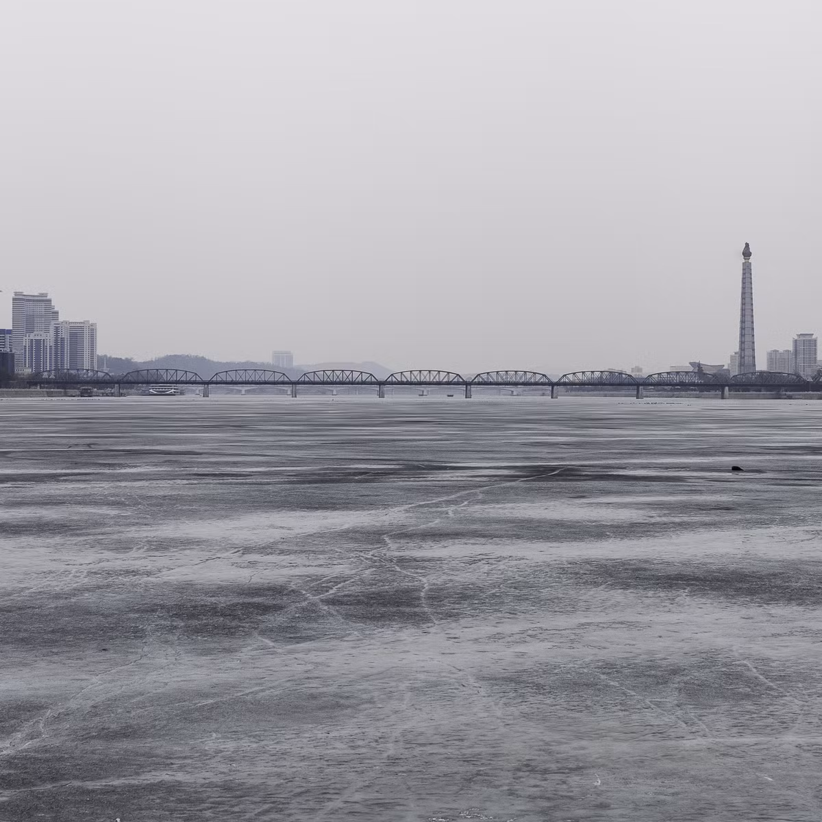 Sông Taedong chảy qua thủ đô Bình Nhưỡng, Triều Tiên. Nhiệt độ trung bình vào mùa đông ở Triều Tiên thường dưới 0 độ C khiến con sông đóng băng. Người dân có thể câu cá trên sông băng này bằng cách đục một lỗ nhỏ trên băng. (Nguồn ảnh: NK News)