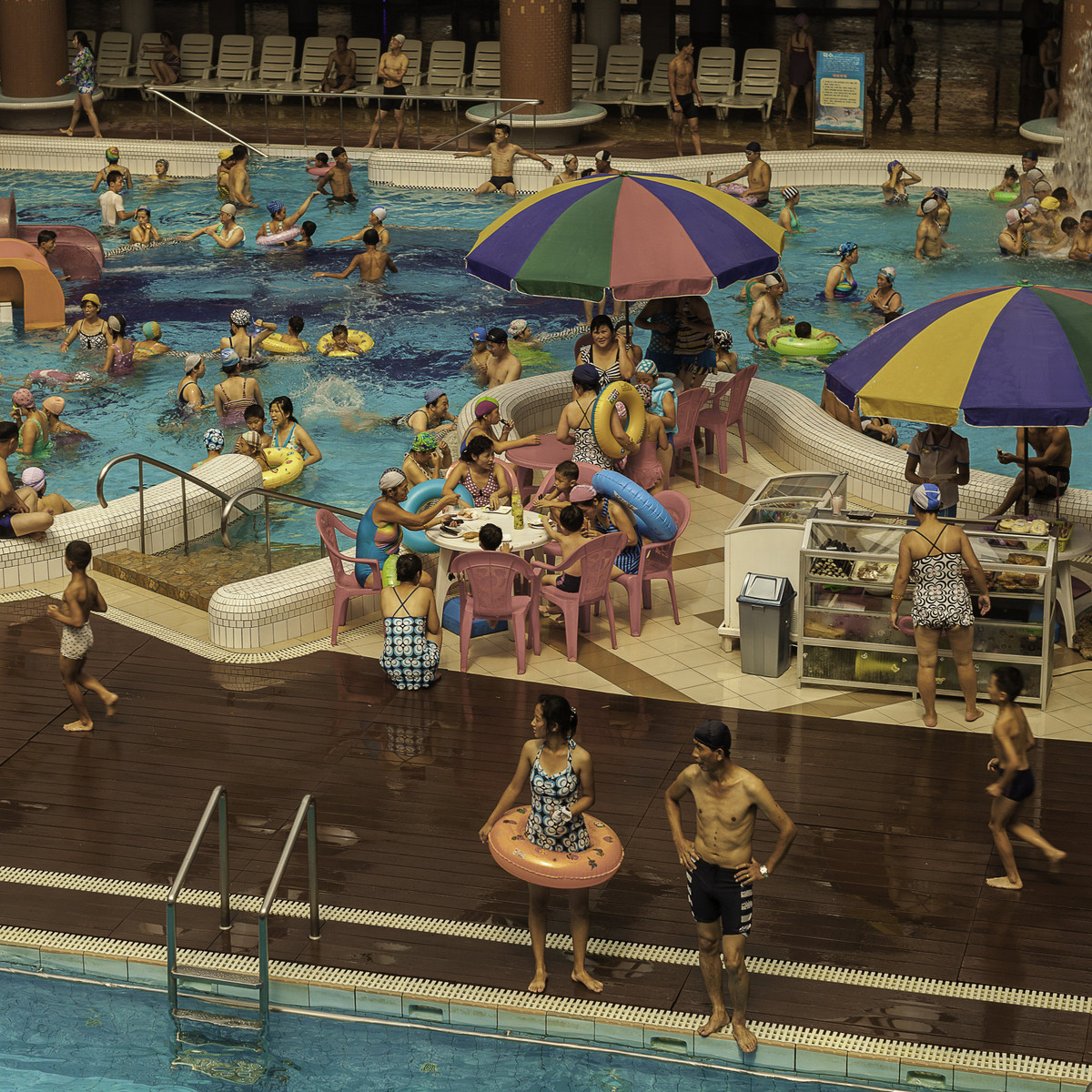 Người dân địa phương tận hưởng những giây phút thư giãn tại Công viên nước Munsu ở Bình Nhưỡng.