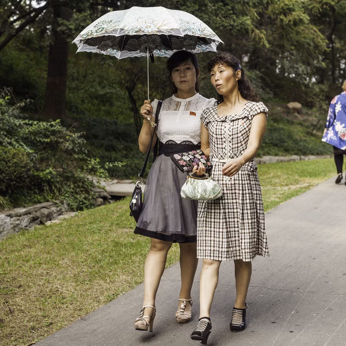 Hai người phụ nữ đi dạo trong công viên ở thủ đô Triều Tiên. Như nhiều người phụ nữ khác, họ thích đi giày cao gót.