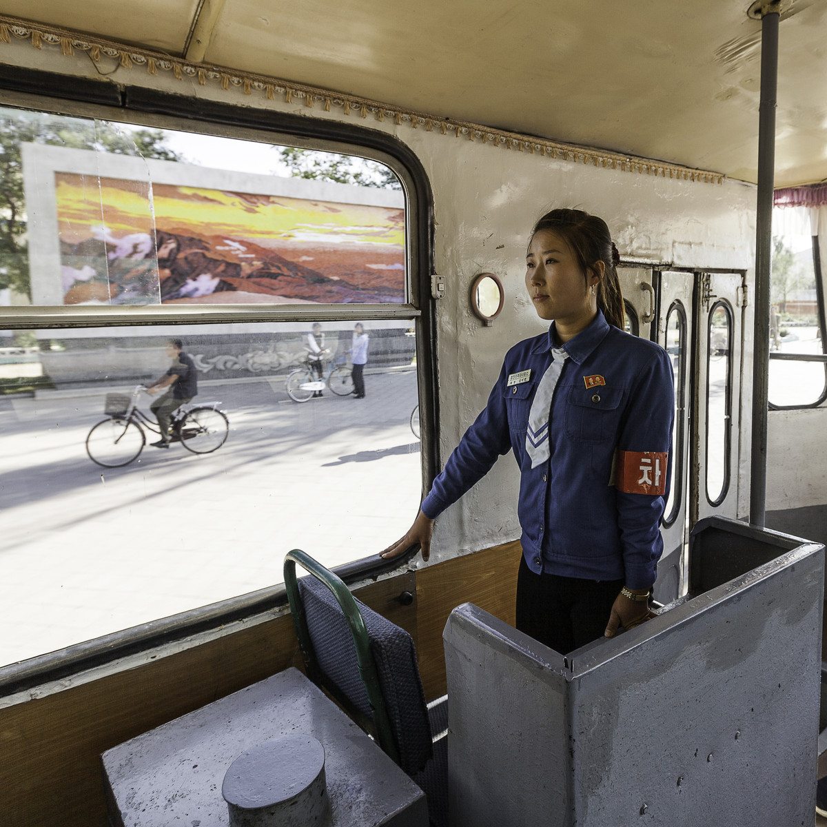 Một nhân viên trên xe điện ở Chongjin, tỉnh Bắc Hamgyong. Chongjin, thành phố lớn thứ ba của đất nước, là thành phố duy nhất được biết đến có xe điện ngoài Bình Nhưỡng.