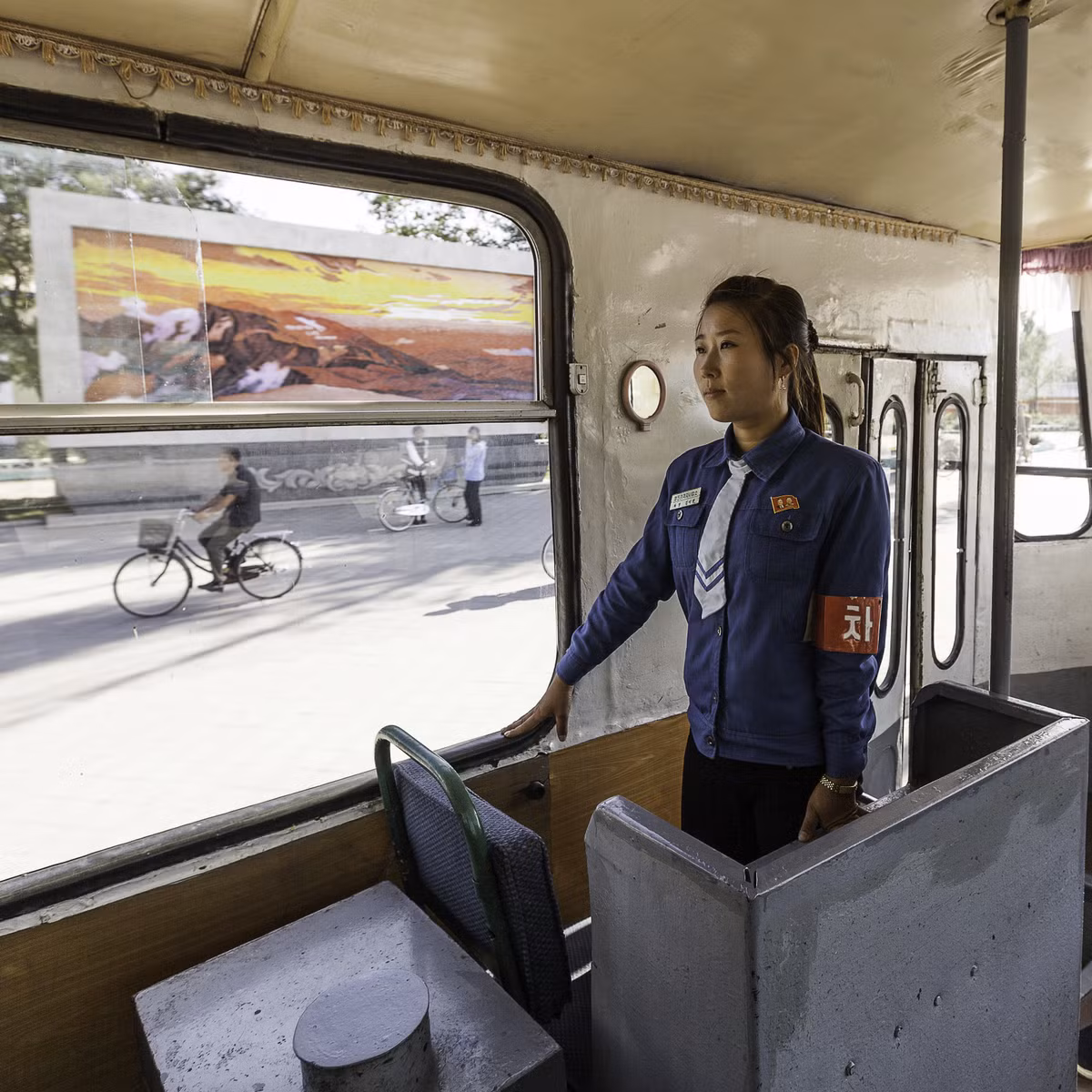 Một nhân viên trên xe điện ở Chongjin, tỉnh Bắc Hamgyong. Chongjin, thành phố lớn thứ ba của đất nước, là thành phố duy nhất được biết đến có xe điện ngoài Bình Nhưỡng.