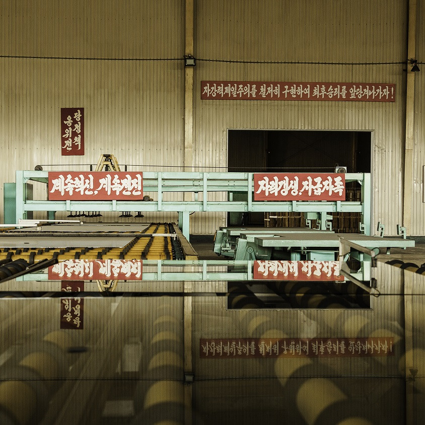 Bên trong một nhà máy gần Nampo, tỉnh Nam Pyongan, Triều Tiên. Nhà máy này được cho là được xây dựng vào năm 2005.