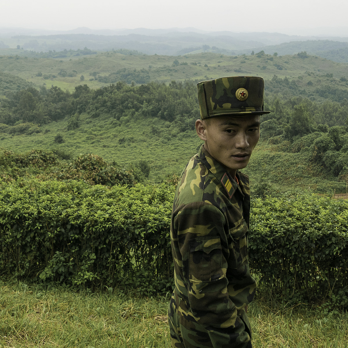 Một người lính trẻ ở Kaesong nhìn ra Khu phi quân sự phân chia hai miền Triều Tiên.