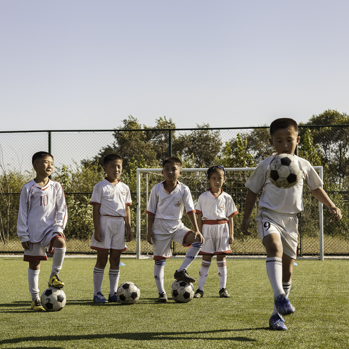 Các cầu thủ bóng đá được đào tạo tại Học viện bóng đá quốc tế Bình Nhưỡng nằm trên đảo Rungra.