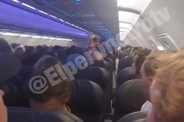 May bay ha canh khan cap vi hanh khach danh nhau