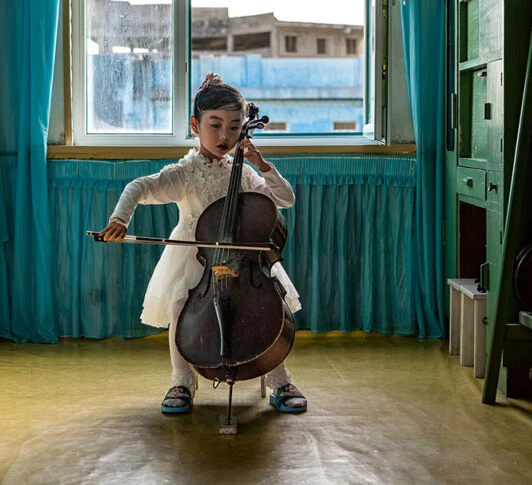 Bé gái chơi đàn cello tại trường mẫu giáo Chongnam, Chongjin, tỉnh Bắc Hamgyong.