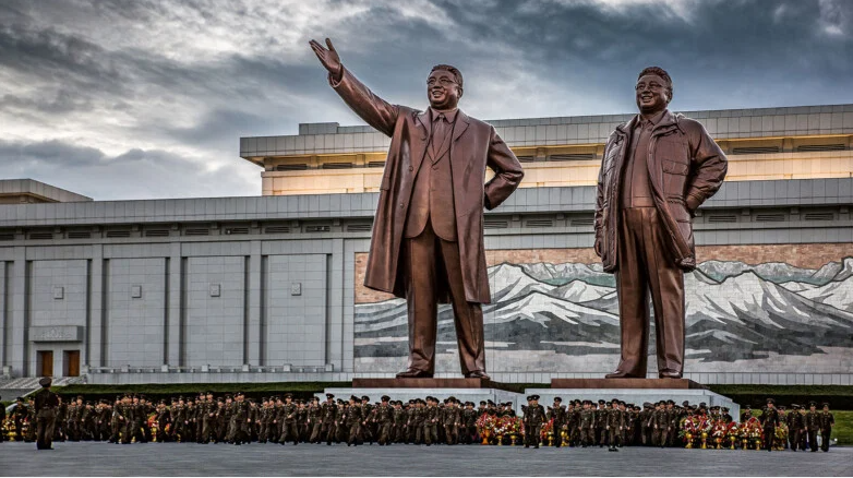 Bức tượng đồng khổng lồ về nhà sáng lập Triều Tiên Kim Il Sung và cố Chủ tịch Kim Jong Il ở trung tâm Bình Nhưỡng.