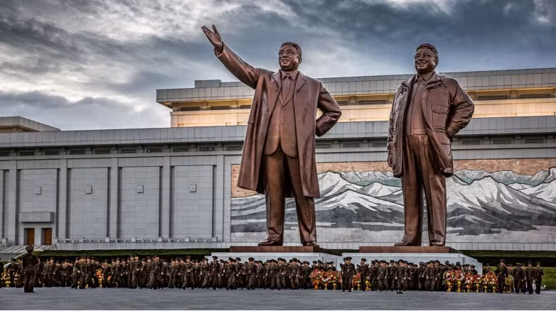 Bức tượng đồng khổng lồ về nhà sáng lập Triều Tiên Kim Il Sung và cố Chủ tịch Kim Jong Il ở trung tâm Bình Nhưỡng.